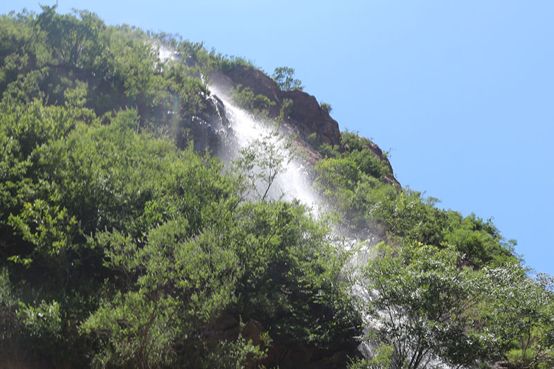 遠(yuǎn)處山脈中飛流直下的瀑布